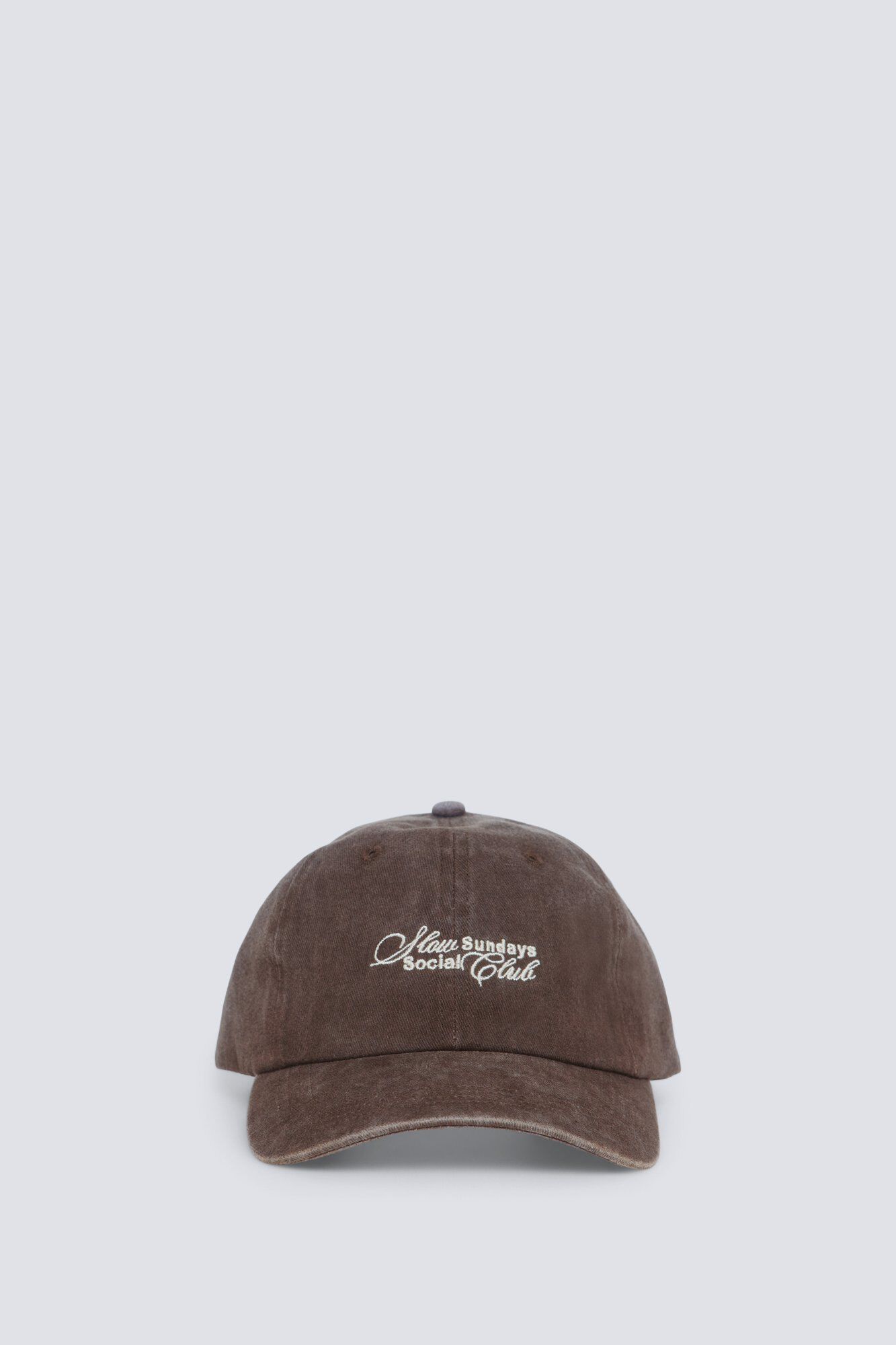 Conjunto de bon&eacute;, gabardina, cal&ccedil;as e t-shirt