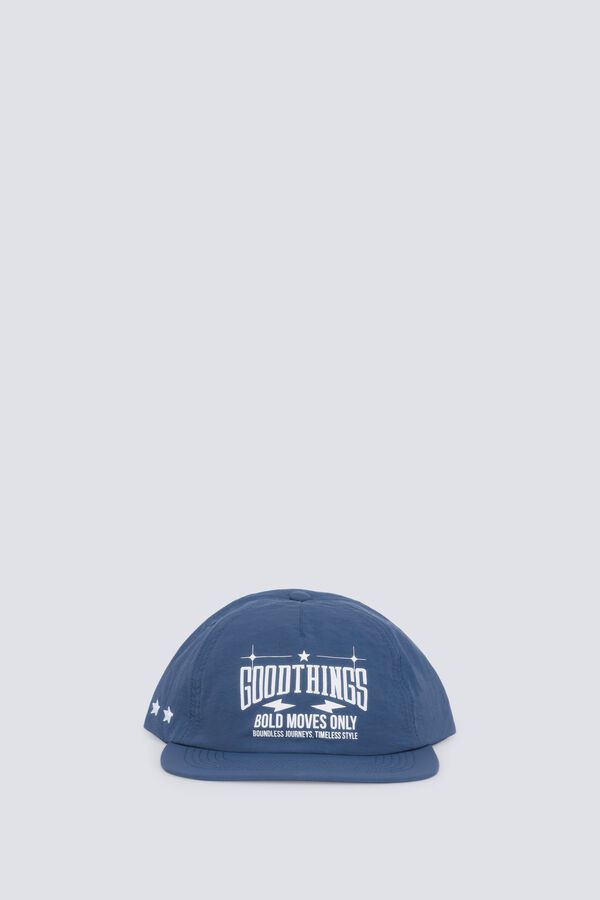 Conjunto de jeans, camiseta y gorra