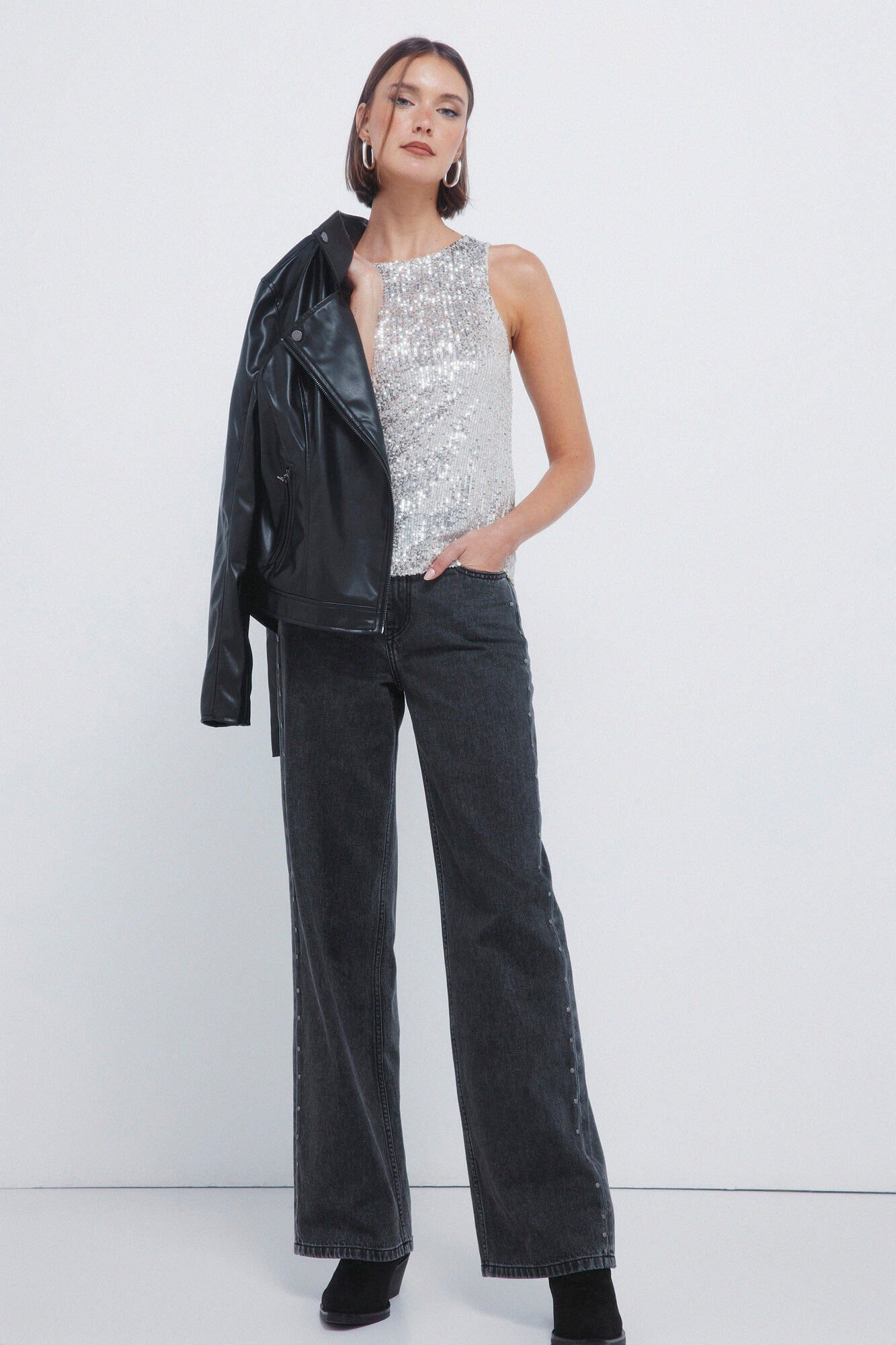 Conjunto de camiseta, botines y jeans