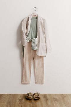 Conjunto de pantal&oacute;n, blazer, camisa y camiseta