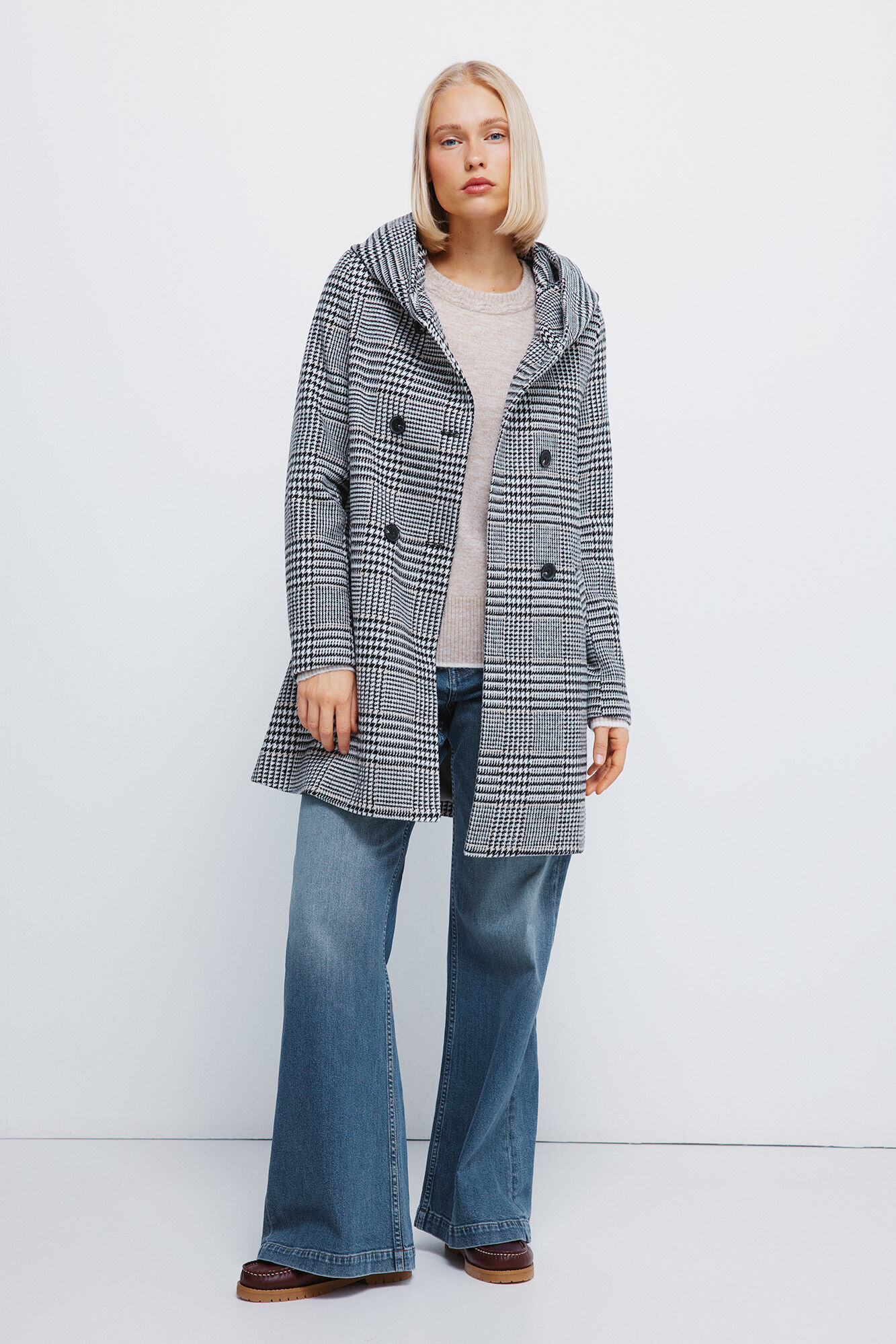 Conjunto de abrigo y jeans