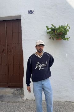 Conjunto de zapatilla, cintur&oacute;n, jeans, gorra y sudadera