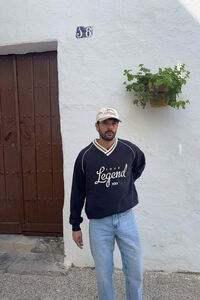 Conjunto de zapatilla, cintur&oacute;n, jeans, gorra y sudadera