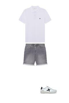 Basic-Poloshirt, jeans-bermudas und sneaker im Set