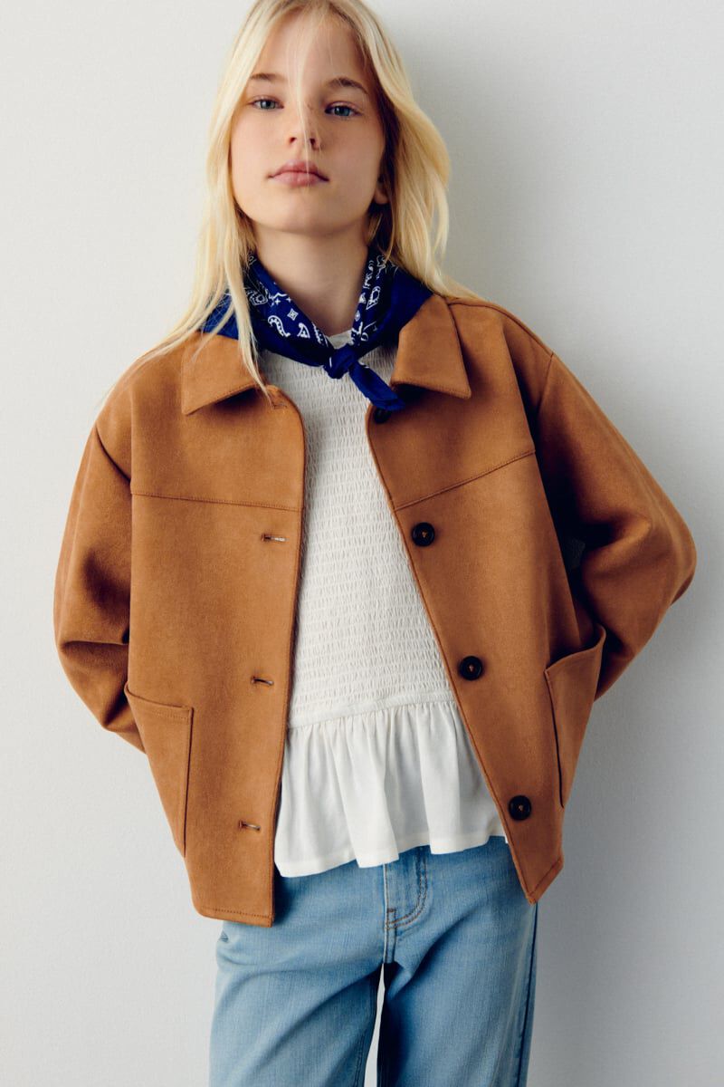 Conjunto de chaqueta, jeans y blusa