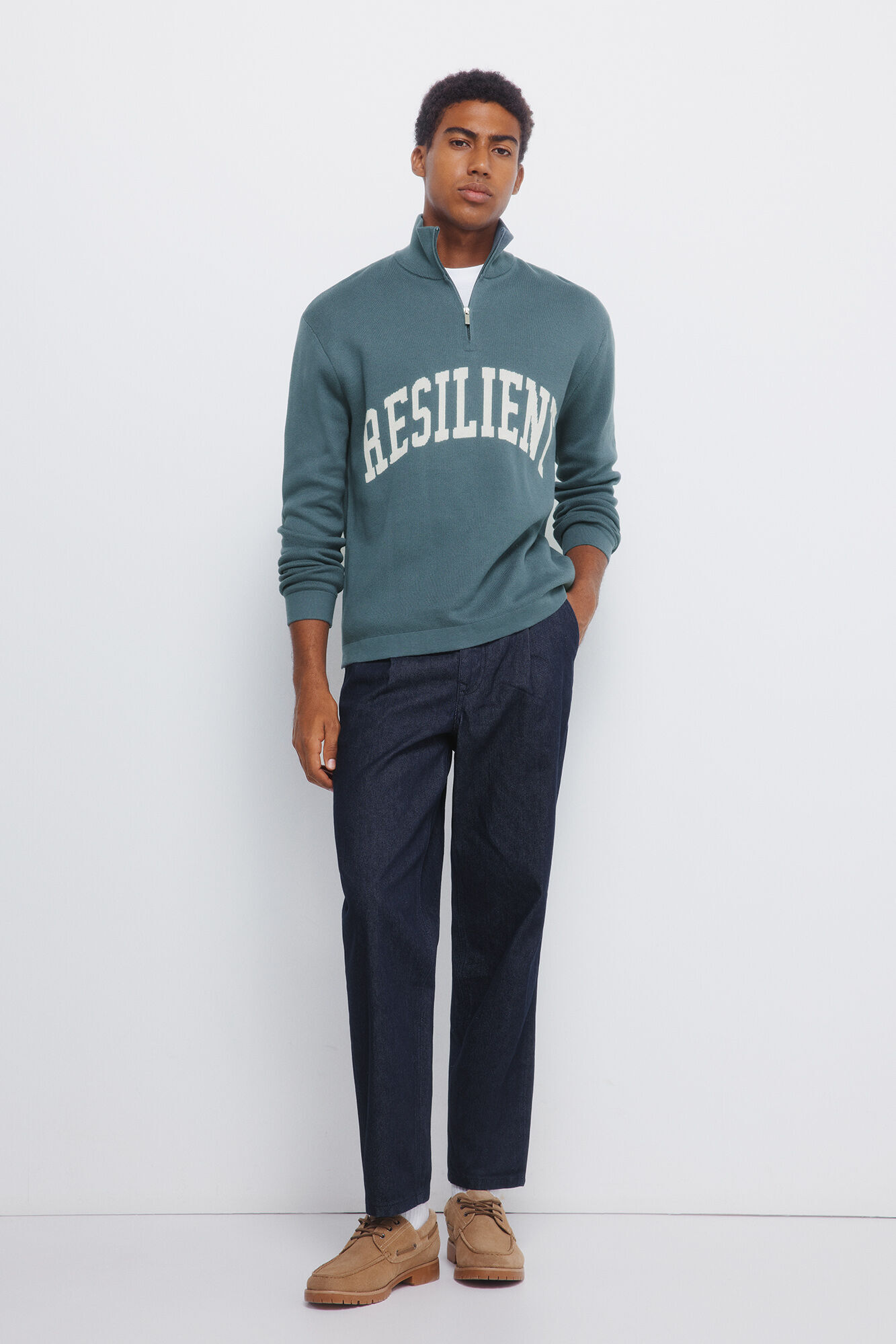 Conjunto de cal&ccedil;as e texto