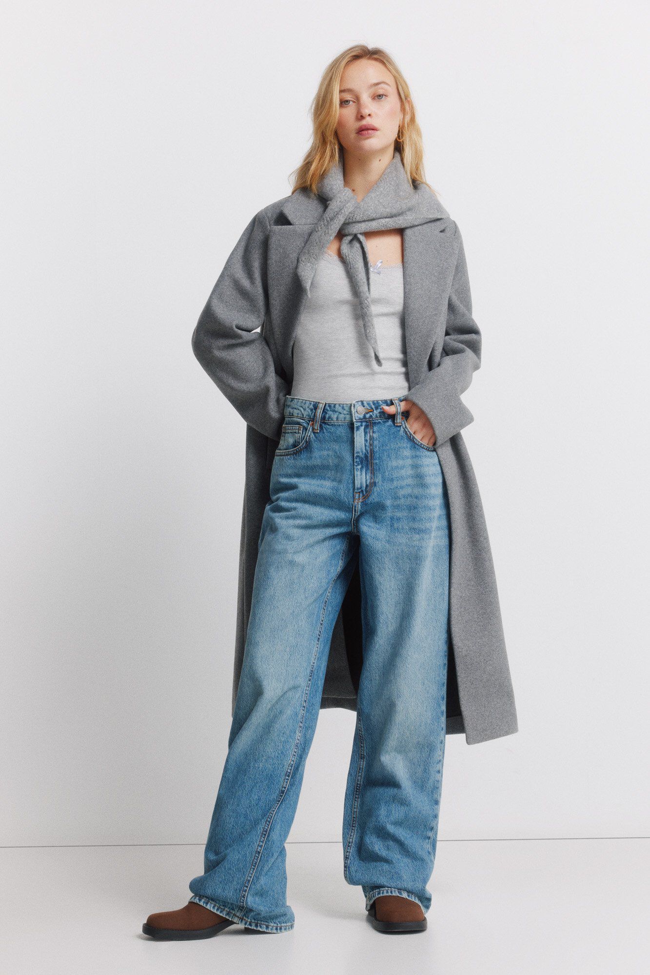 Conjunto de abrigo, pantalones y camiseta