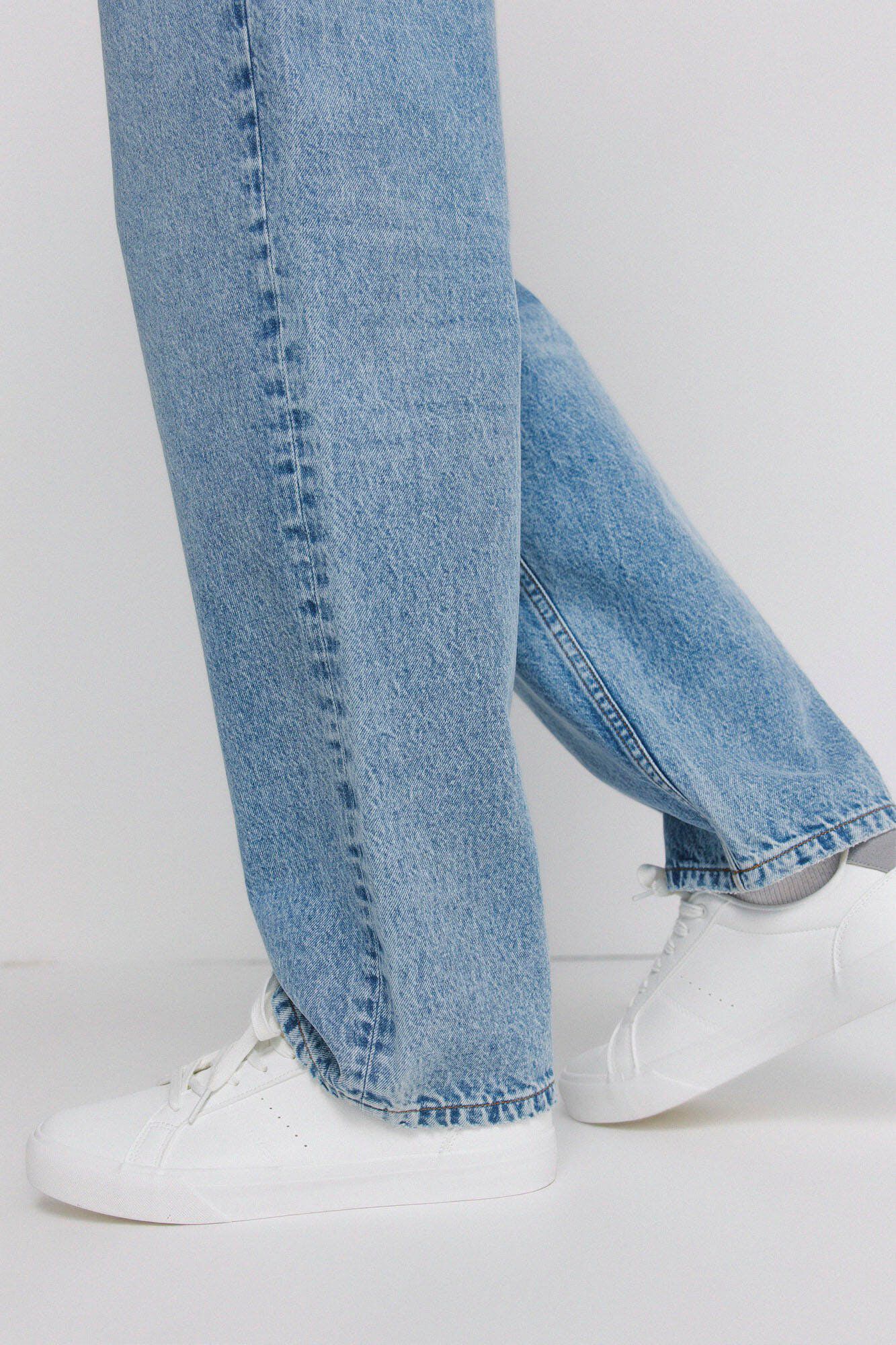 Conjunto de sneakers, cal&ccedil;a e sweatshirt