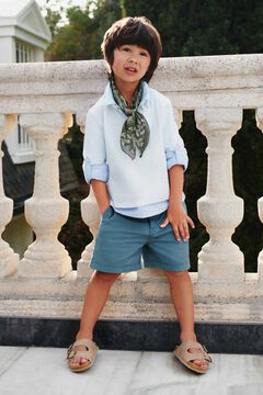 Conjunto de bermuda, camisa y zapatillas