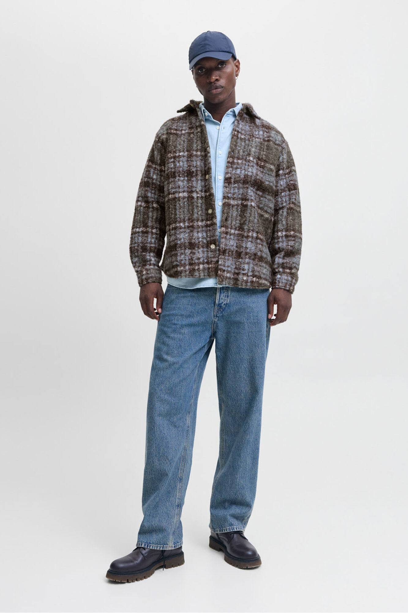 Conjunto de botin, vaquero y sobrecamisa