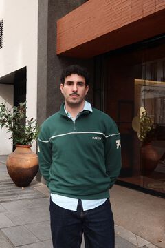 Conjunto de zapato, jeans, camisa y sudadera