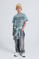 Conjunto de denim, camiseta, camisa y gorro