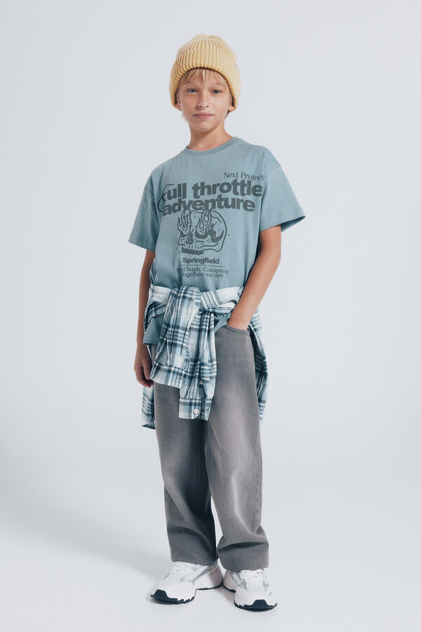 Conjunto de denim, camiseta, camisa y gorro