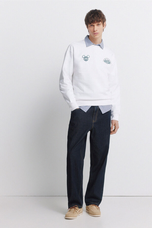 Conjunto de zapato, jeans y sudadera