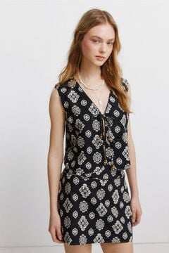 Conjunto de chaleco, falda y sandalia