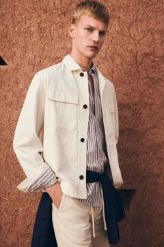Conjunto de sobrecamisa, pantal&oacute;n y camiseta