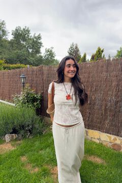 Conjunto de camiseta, sandalia y falda