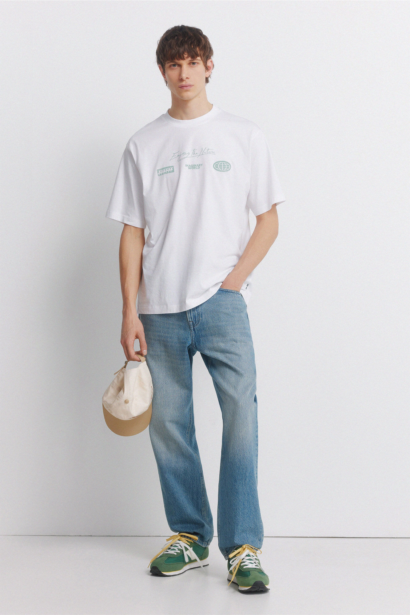 Conjunto de t&ecirc;nis, jeans e t-shirt