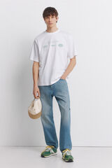 Conjunto de zapatilla, jeans y camiseta