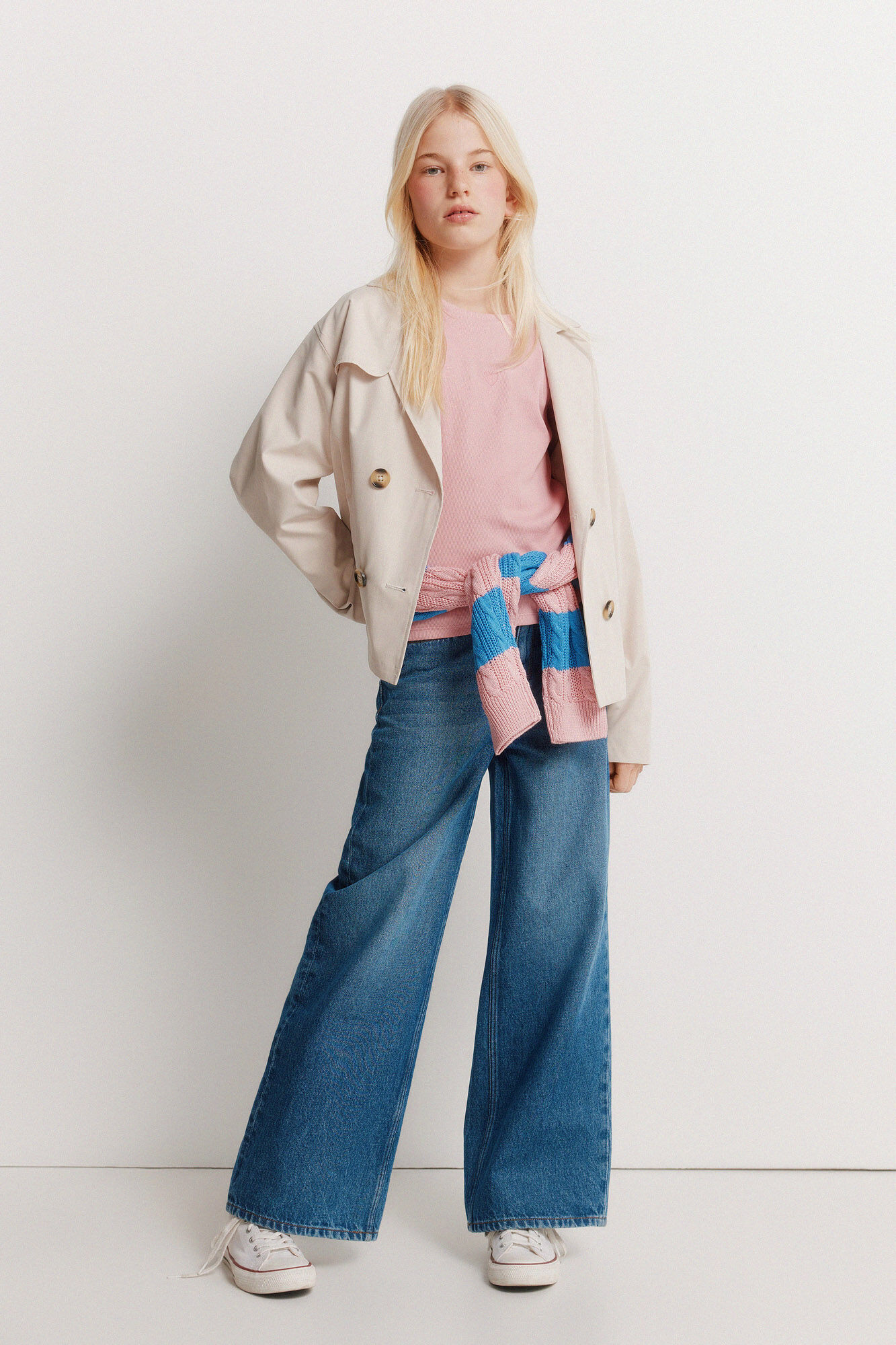 Conjunto de camiseta, trench y jeans