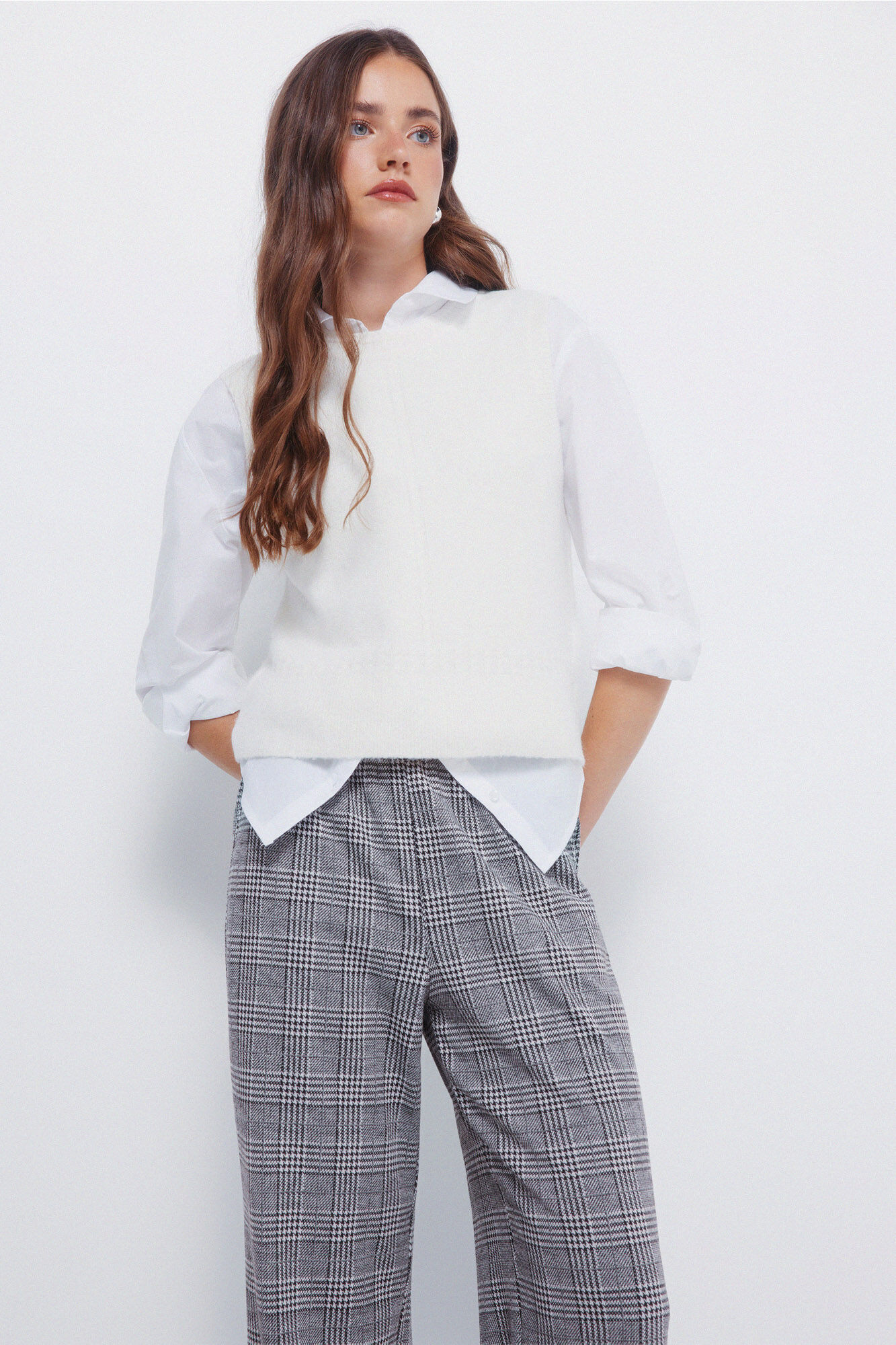 Conjunto de pantalones, camisa y chaleco
