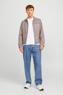 Conjunto de jaqueta, jeans e t-shirt