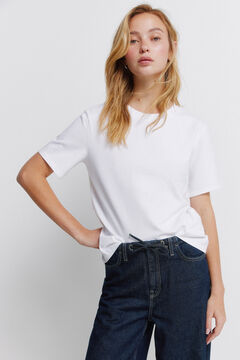 Conjunto de t-shirt, casaco e jeans