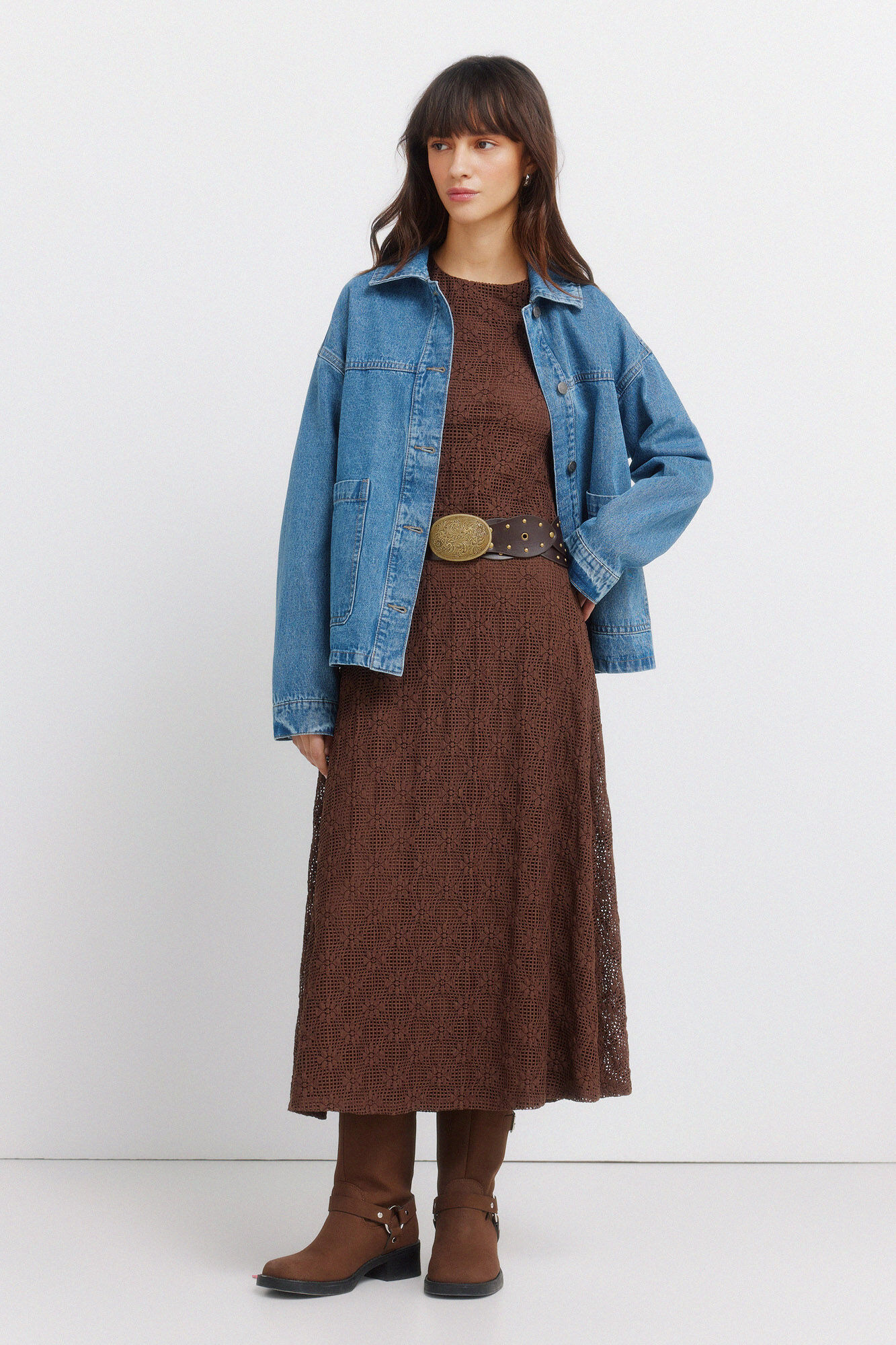 Conjunto de botas, vestido e blus&atilde;o