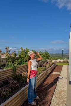 Conjunto de camiseta, jeans y sandalias