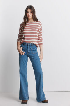 Conjunto de botas, jeans e camisola