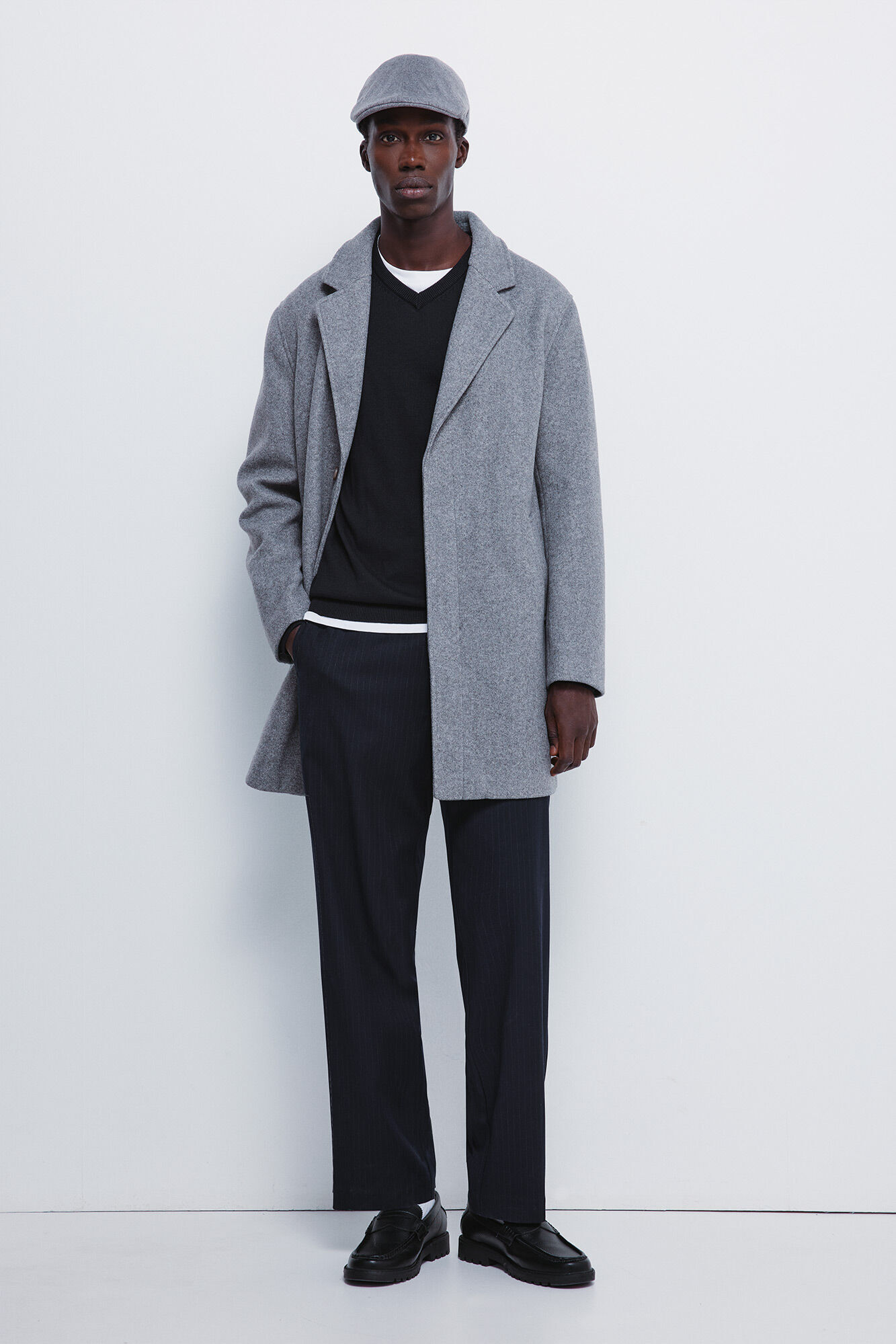 Conjunto de cal&ccedil;a, sobretudo, bon&eacute; e camisola