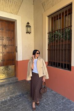 Conjunto de t-shirt, gabardina e saia