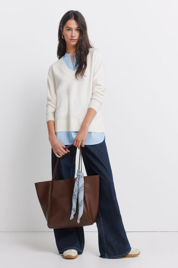 Conjunto de jeans, camisa y jersey