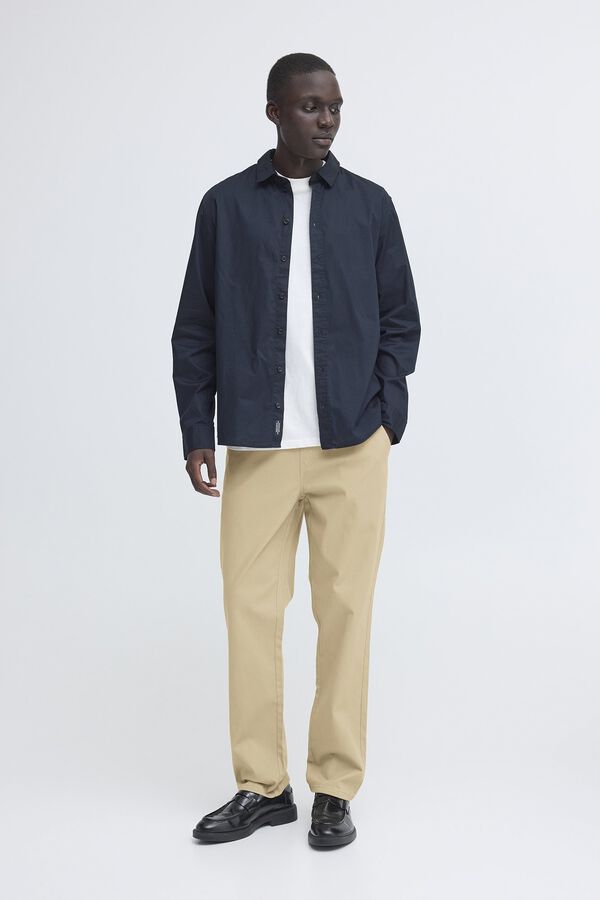 Conjunto de chaqueta, camiseta y pantal&oacute;n