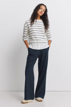 Conjunto de pantalones, camisa y camiseta