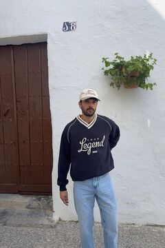 Conjunto de zapatilla, cintur&oacute;n, jeans, gorra y sudadera