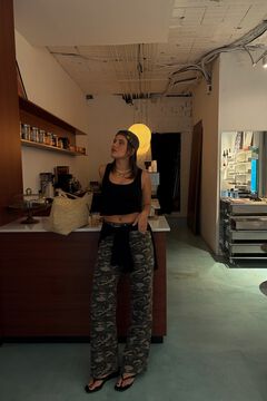 Conjunto de sandalia, camiseta, gorra, bolso y olive