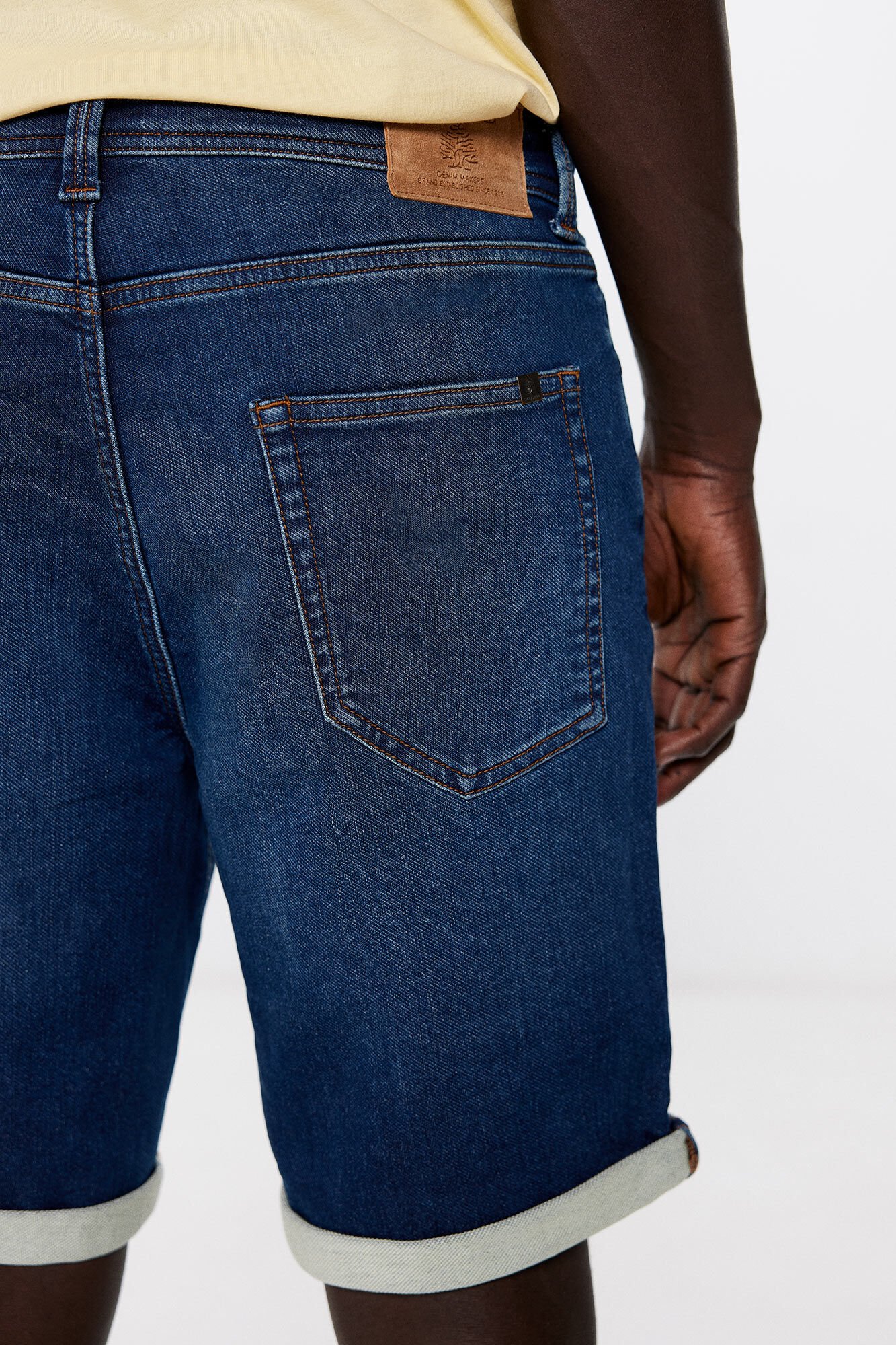 Jeans comfort slim em knit lavagem escura, Ofertas em jeans de homem