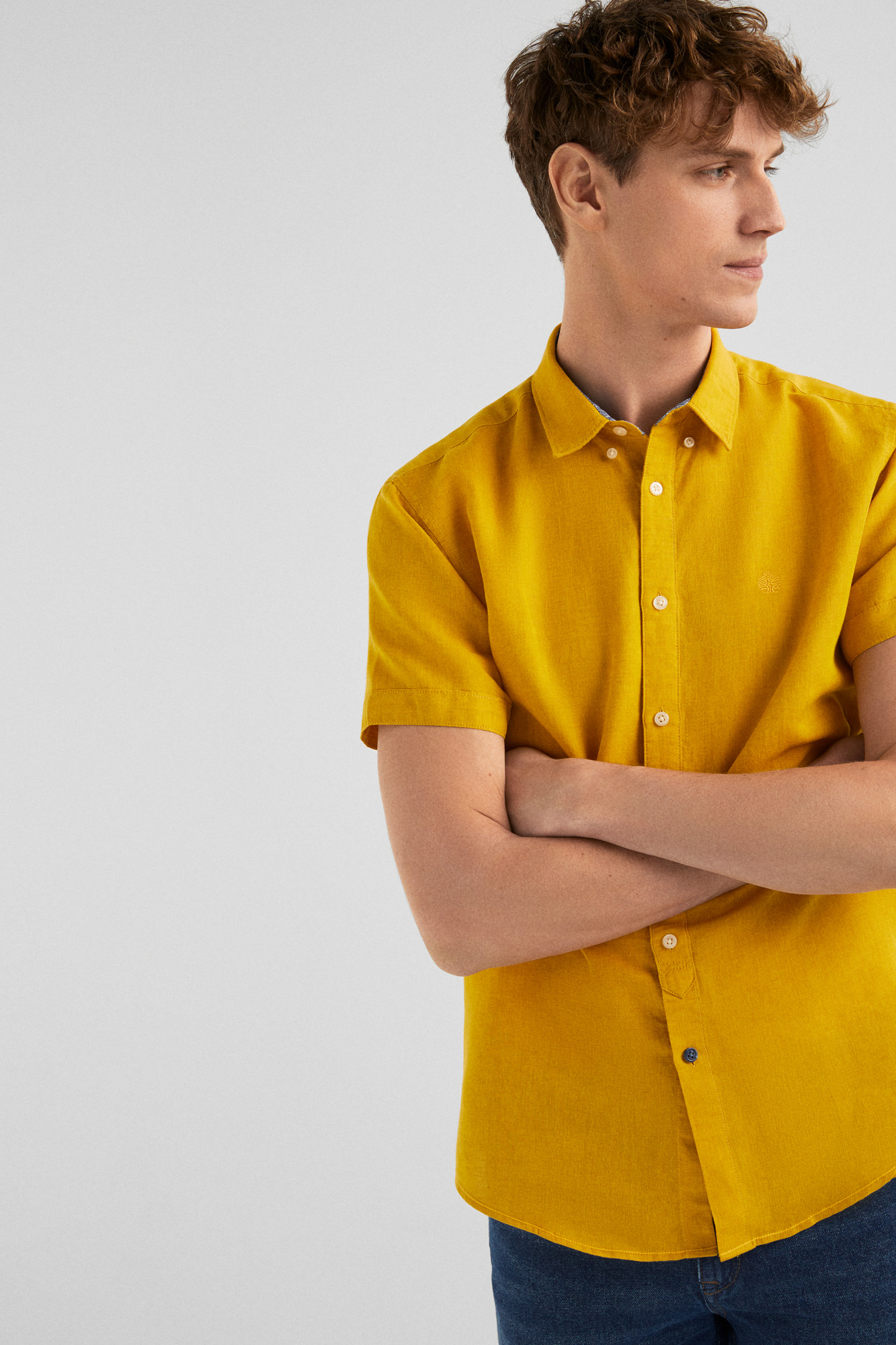 Жёлтая рубашка с жёлтыми рукавами