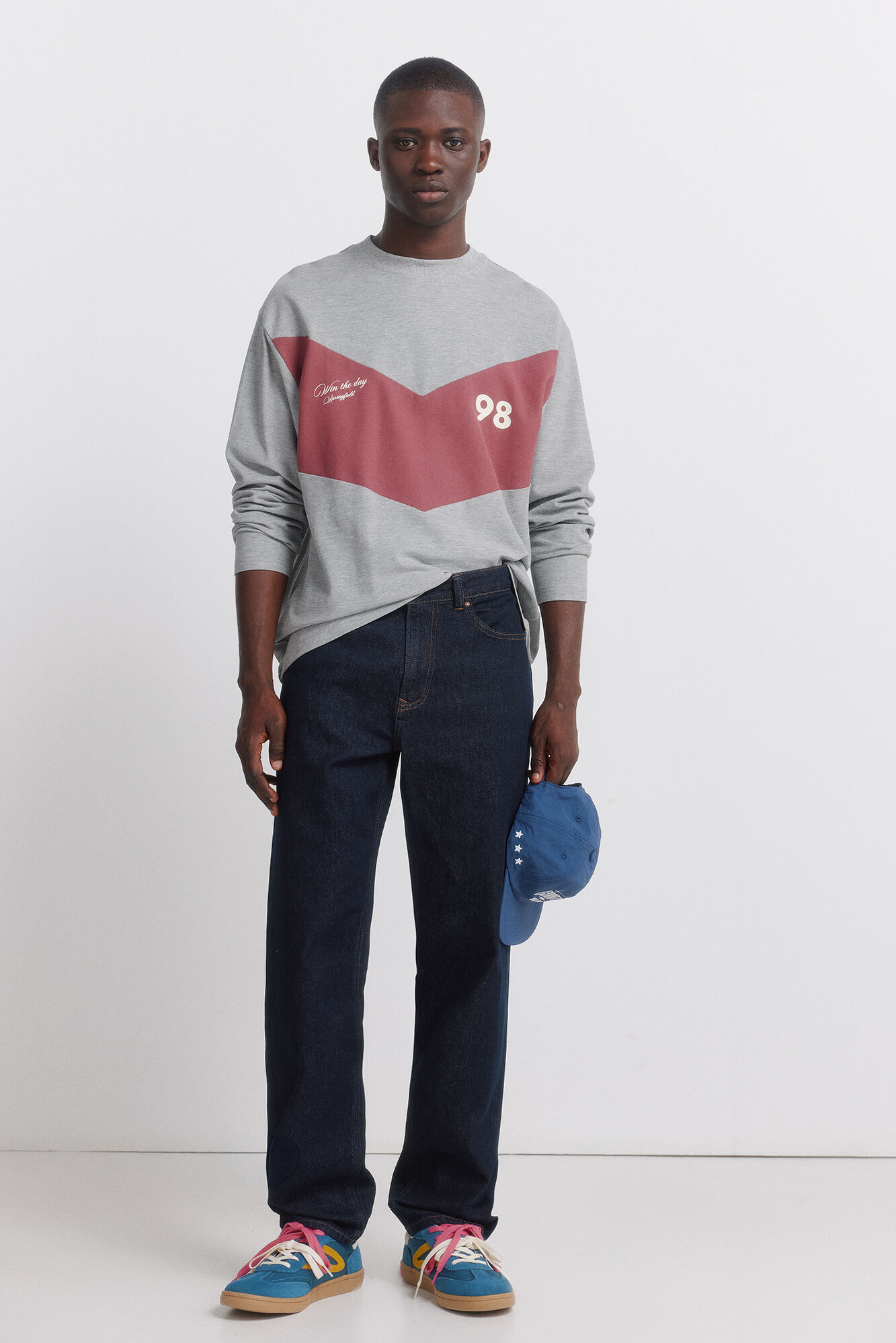 Conjunto de zapatilla, jeans y camiseta | SPF